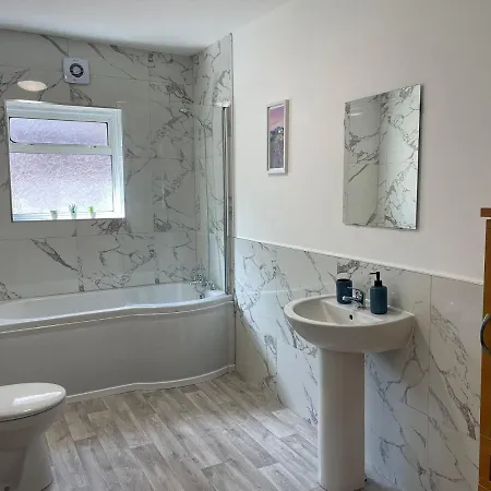 Birch, 7 Large Bedrm, Sleeps 14 Birmingham