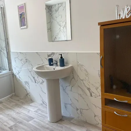 Birch, 7 Large Bedrm, Sleeps 14 * Birmingham