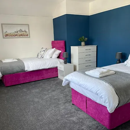Birch, 7 Large Bedrm, Sleeps 14 Ferienhaus Birmingham
