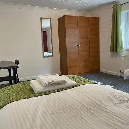 Birch, 7 Large Bedrm, Sleeps 14 Birmingham